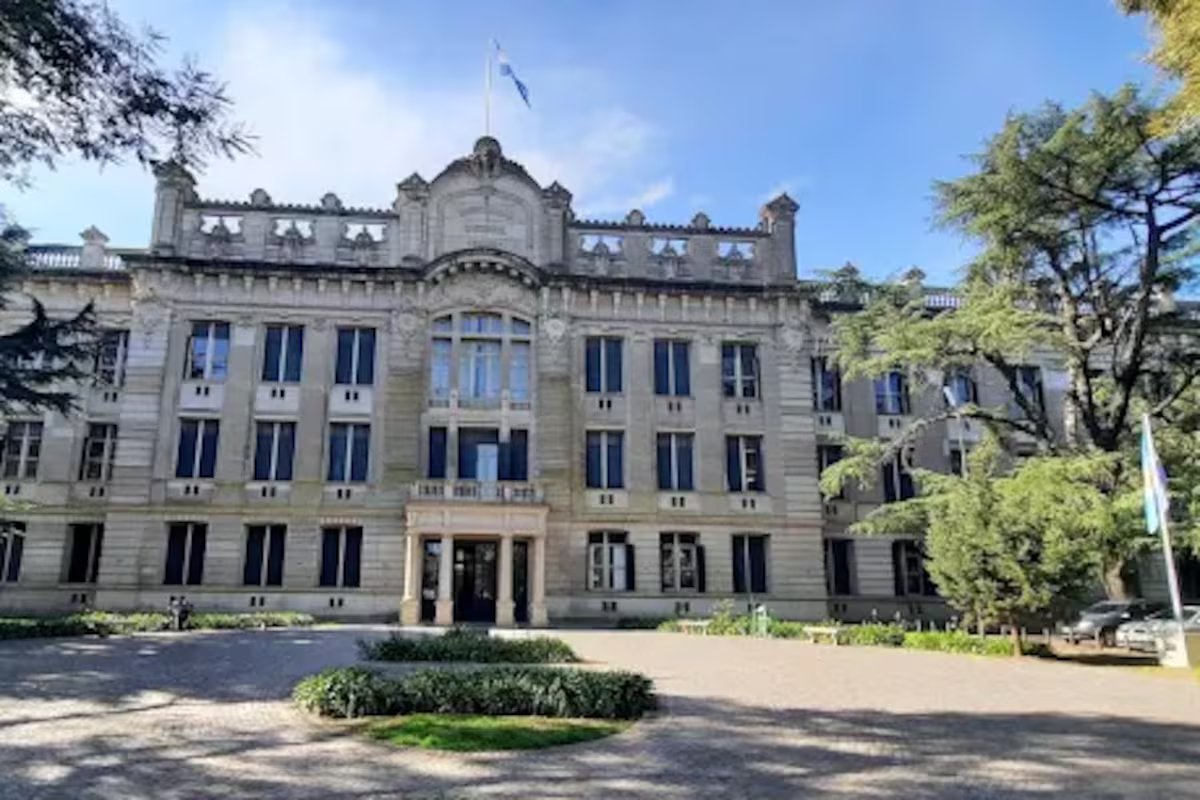 O kirchnerismo convocou Cristina Livre para realizar um evento no Colégio Nacional de La Plata, e o governo diz que é ilegal