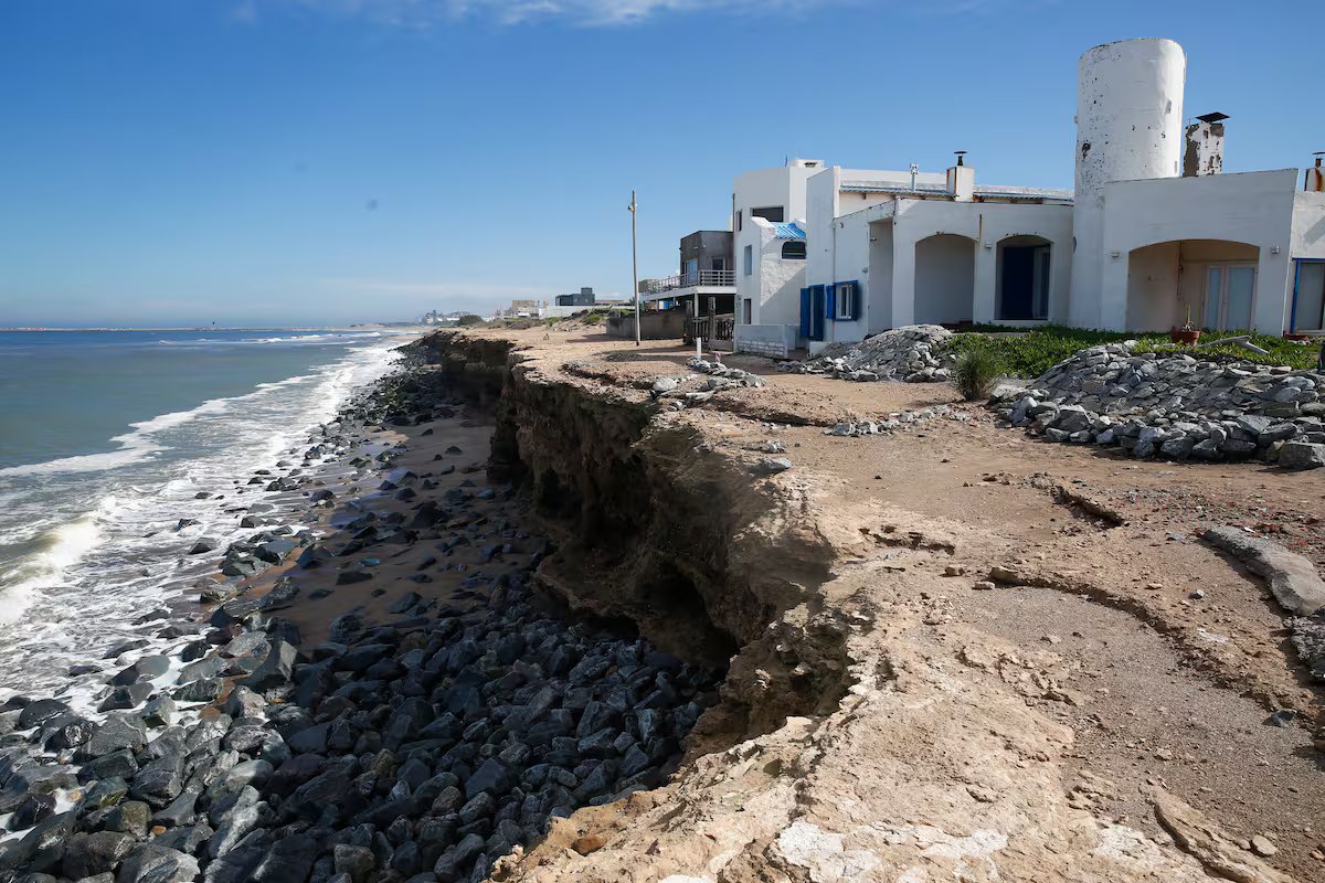 “O mar já está contra as rochas.” a erosão agrava os paraísos naturais e põe em perigo resorts e habitats;