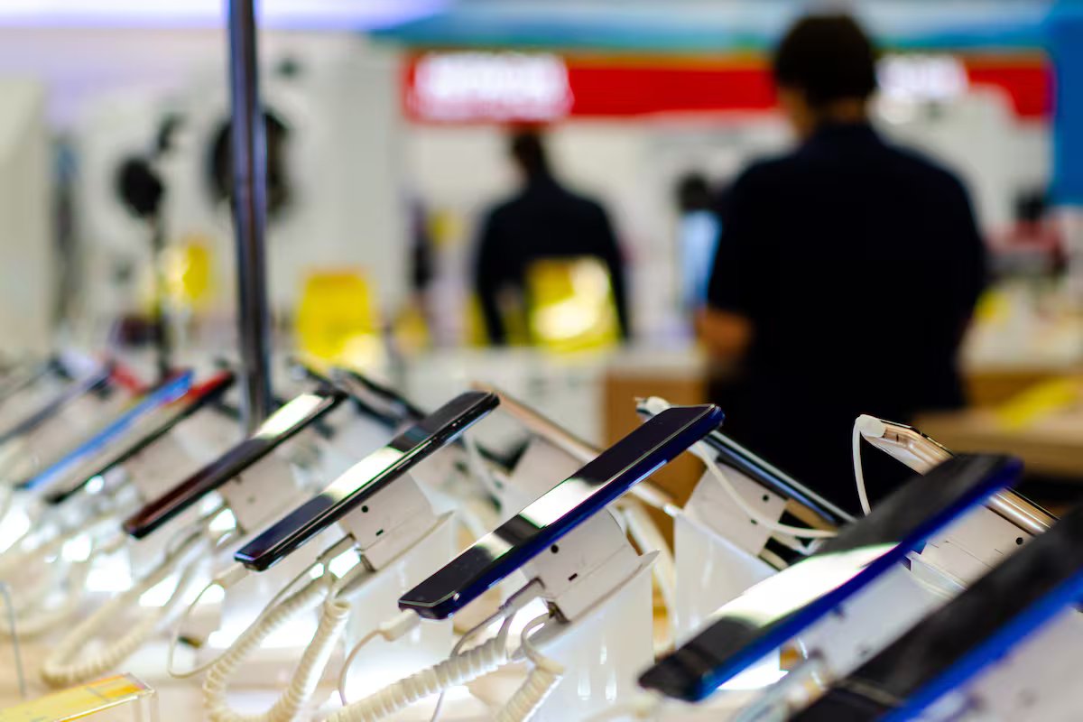 O mercado cinza de celulares já responde por mais de um terço do total e preocupa o setor