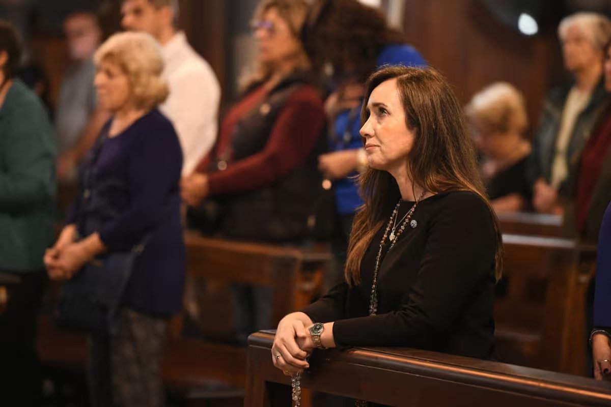 “O pior da casta”. Villaruel deixou a homenagem a Francisco para não ser fotografado com Adorni;