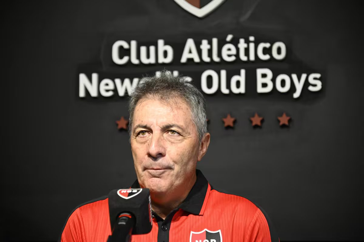 O técnico do Newells, Frank Dario Cudelca, colidiu com uma motocicleta em Rosário