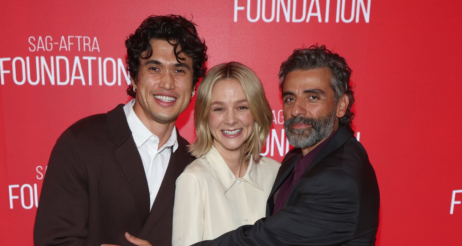 Oscar Isaac dá um grande abraço em Charles Melton e Carey Mulligan na exibição da segunda temporada de ‘BEEF’ em Nova York! | Carne, Carey Mulligan, Charles Melton, Fotos do Evento, Lee Sung Jin, Mikaela Hoover, Oscar Isaac, Seoyeon Jang, Youn Yuh-jung | Notícias e fofocas sobre celebridades | Entretenimento, fotos e vídeos