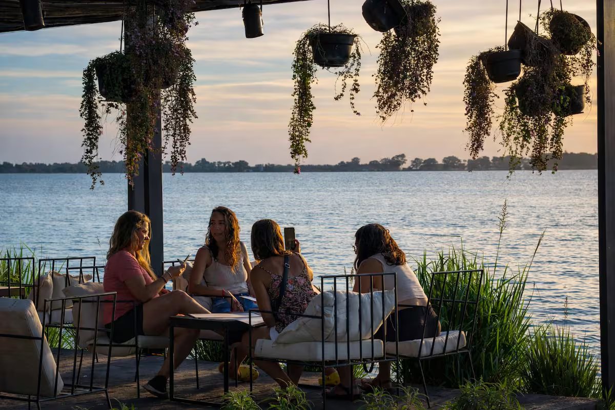 Outono lá fora. 12 terraços, pátios e jardins aquecidos para comer “ao ar livre” sem se preocupar com o frio.