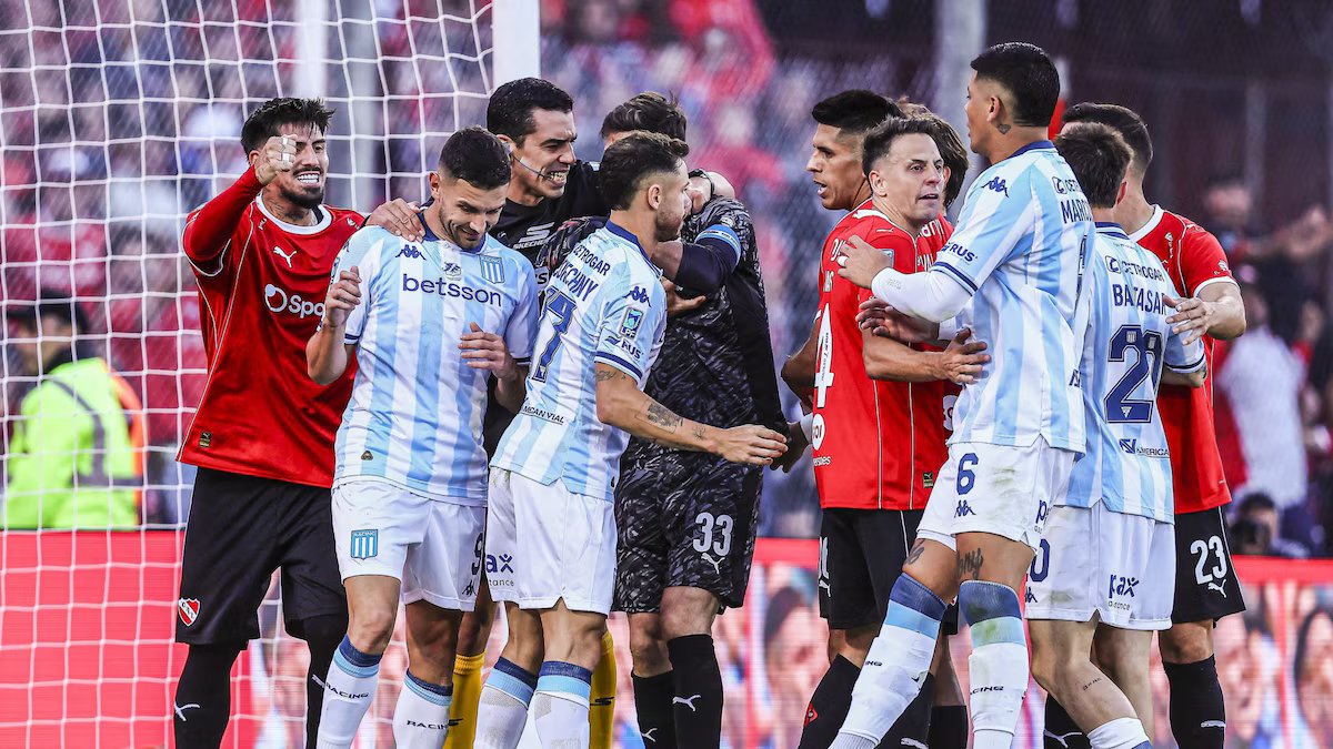 Pênalti perdido por Maravilla Martinez. mutilado, errado, consolo ou zombaria de seus rivais Ray e Lomonaco?