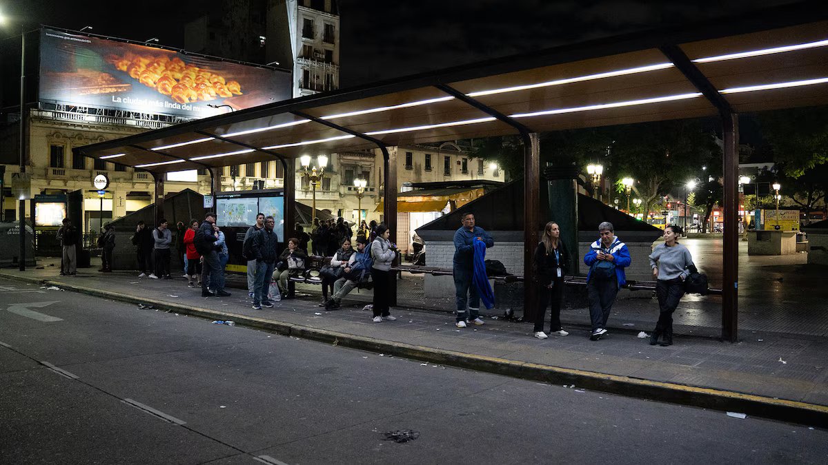 Ponto de ônibus. as linhas que estão fora do ar hoje e quando o evento UTA terminar