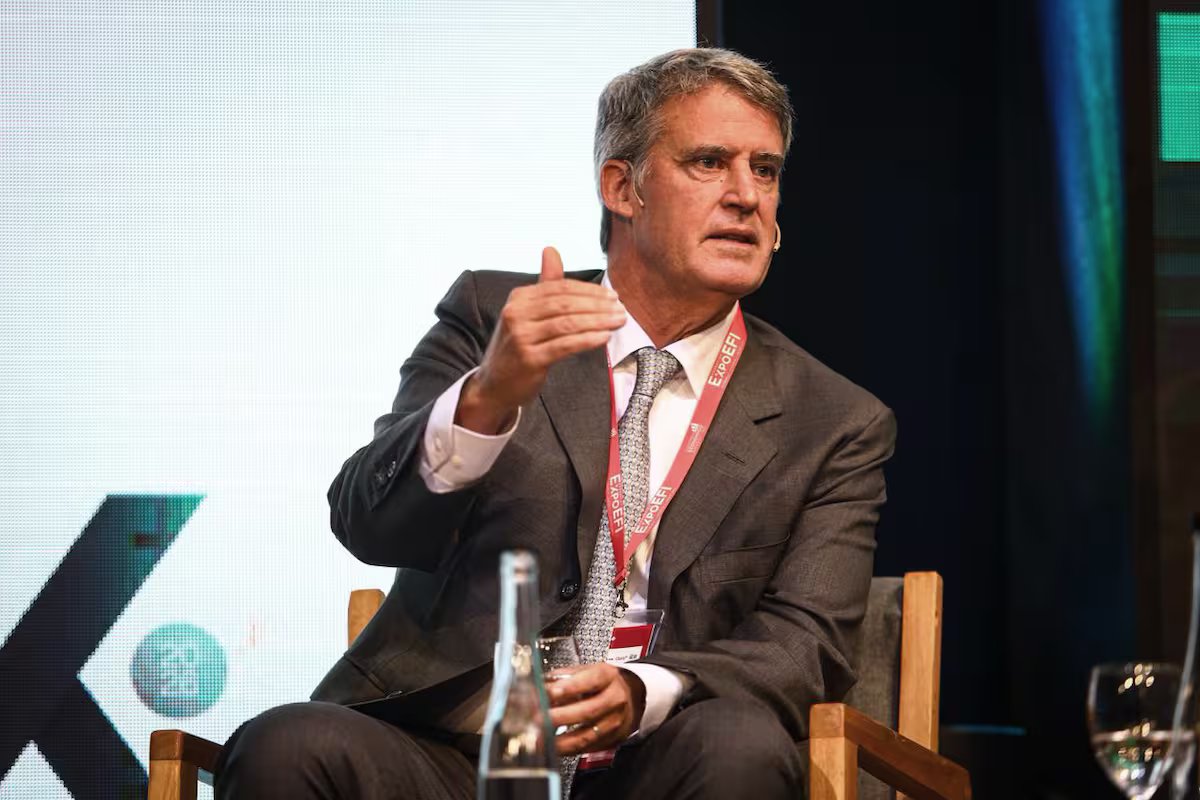 Pratt-Gay questionou mais uma vez o plano de Millay. “Estamos no meio de um rio e não há garantia de que terminará bem.”