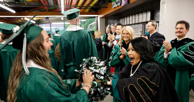 Presidente da UVU pede alegria após ano marcado por mortes, pressão e reações adversas – Deseret News