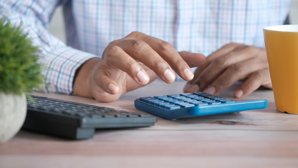 Qual o aumento dos contratos reajustados em abril?