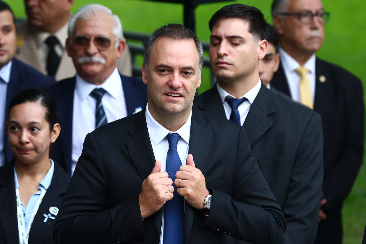 Qual será a apresentação do relatório de Adorni no Congresso e quem o acompanhará?