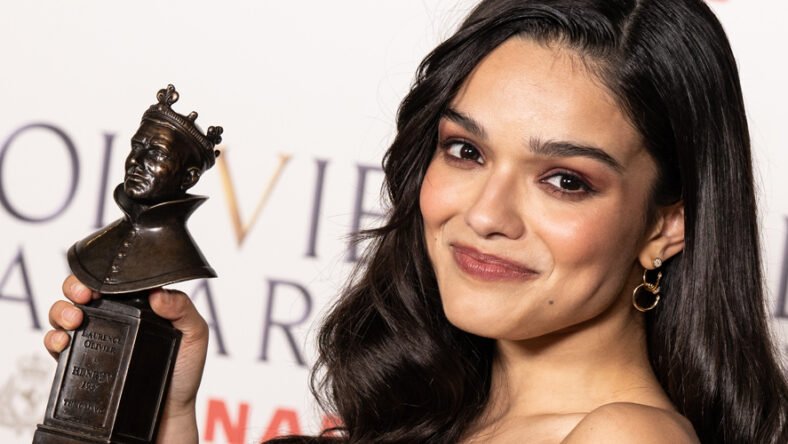 Rachel Zegler estrelará ‘Evita’ na Broadway em 2027, o famoso momento da varanda não será incluído na produção de Nova York – Just Jared – Celebrity News & Gossip