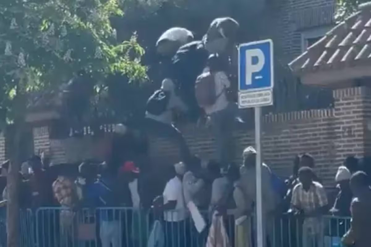 Regulamentação em massa. imigrantes invadiram a embaixada da Gâmbia em Madrid