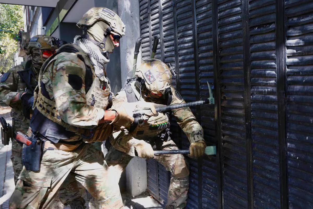 Resgataram 17 menores de uma fábrica têxtil secreta que funcionava numa casa expropriada em Parke Chas.