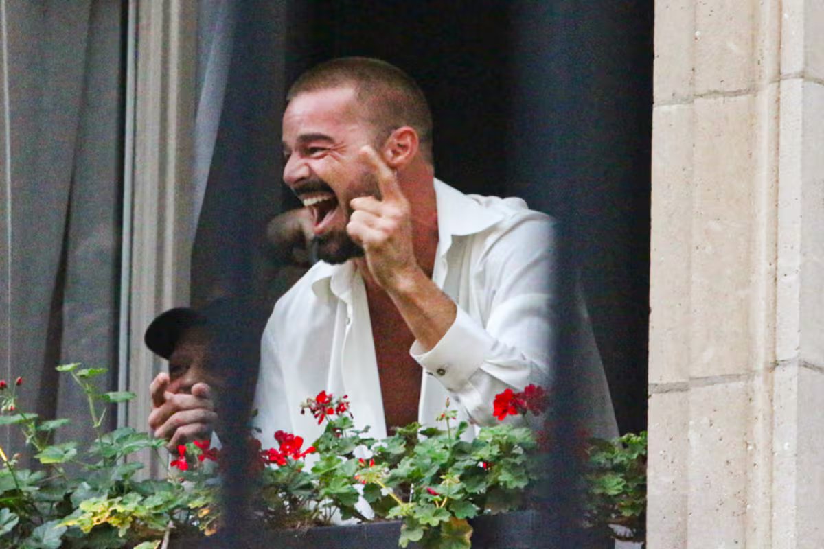 Ricky Martin surpreendeu a multidão de fãs que o esperava na porta do hotel em Buenos Aires.