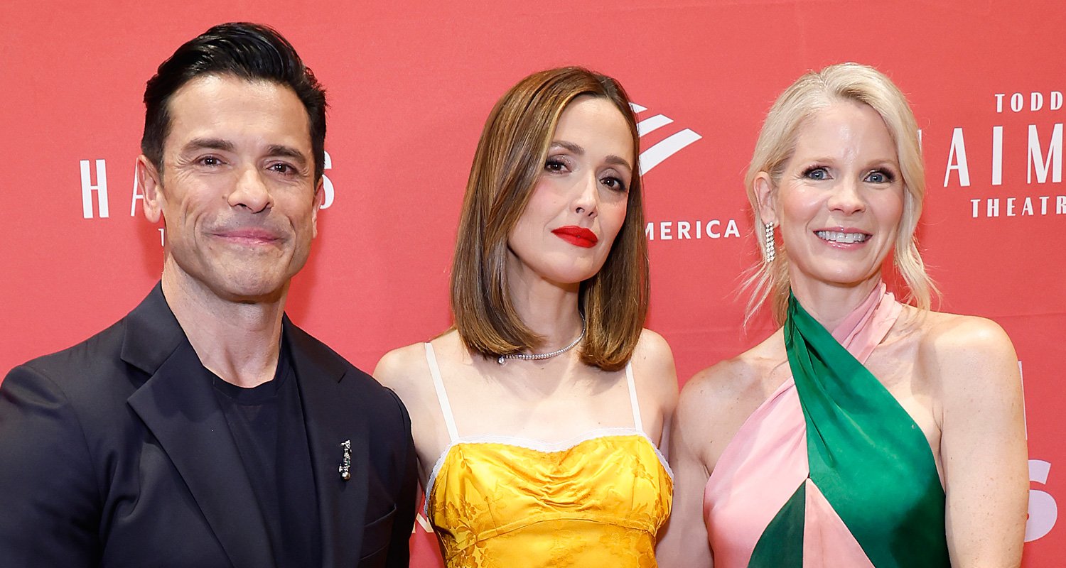 Rose Byrne chega ao tapete vermelho com Kelli O’Hara e Mark Consuelos na noite de estreia de ‘Fallen Angels’ na Broadway | Aasif Mandvi, Broadway, Christopher Fitzgerald, Christopher Innvar, Kelli O’Hara, Laura Shoop, Mark Consuelos, Max Gordon Moore, Rose Byrne, Tina Benko, Tracee Chimo | Notícias e fofocas sobre celebridades | Entretenimento, fotos e vídeos