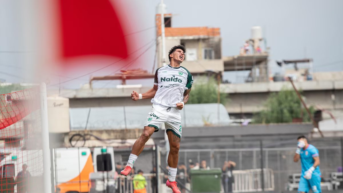 Sarmiento marcou e defendeu um golaço da área. seis meses depois ele ganhou como convidado