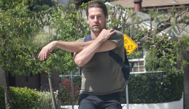 Scott Speedman, de RJ Decker, vai de mãos livres para andar de bicicleta em Los Angeles | Scott Speedman | Notícias e fofocas sobre celebridades | Entretenimento, fotos e vídeos