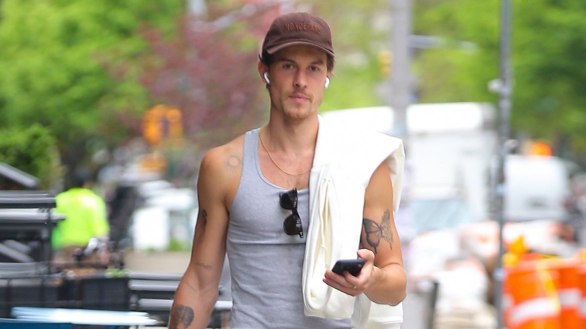 Shawn Mendes Sports Tank Top durante o dia em Nova York – Just Jared – Celebrity News & Gossip