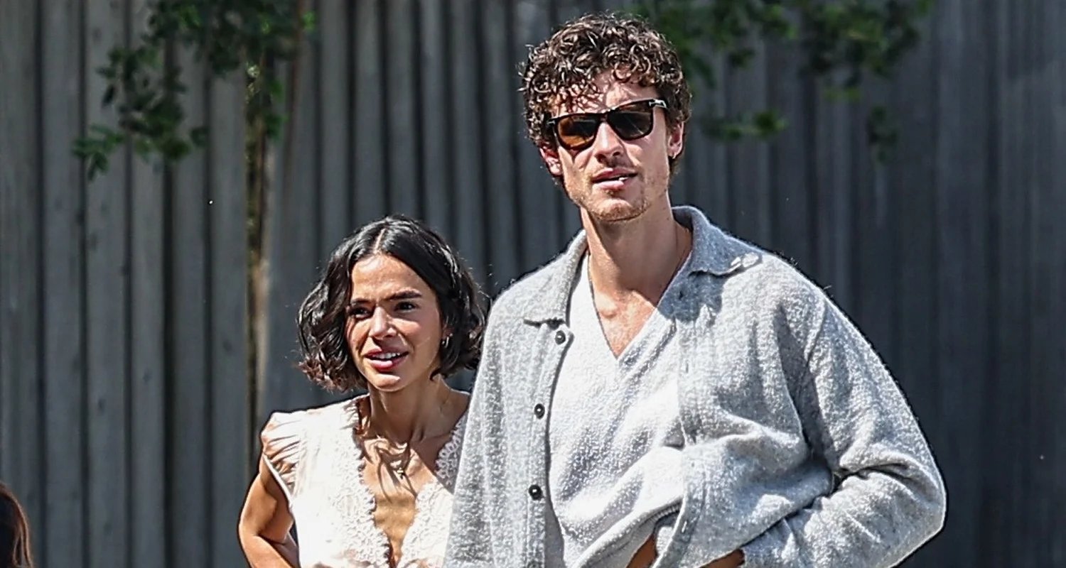Shawn Mendes mostra barriga enquanto se dirige ao culto com Bruna Marquezine | Aaliyah Mendes, Bruna Marquezine, fotos espontâneas, Shawn Mendes | Notícias e fofocas sobre celebridades | Entretenimento, fotos e vídeos
