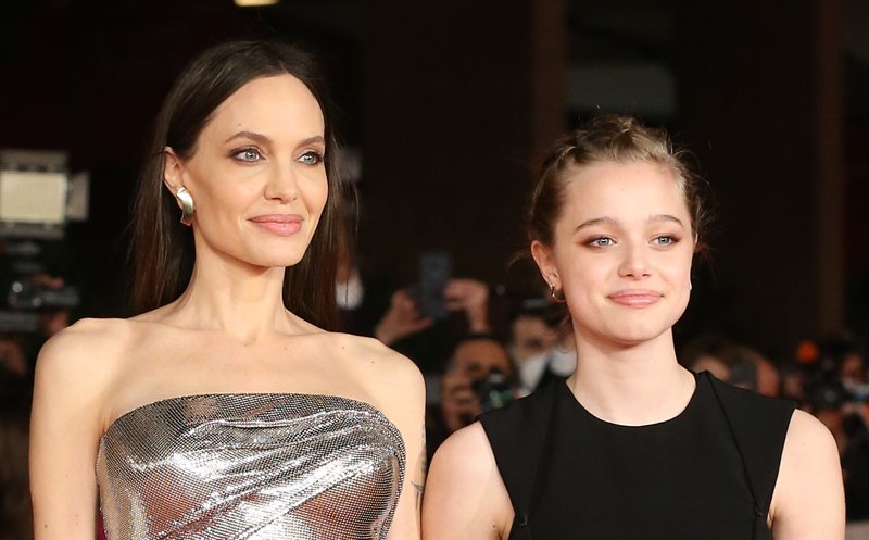 Shiloh Jolie, 19, se parece exatamente com a mãe Angelina Jolie quando aparece no videoclipe do cantor de K-Pop Dayoung | Angelina Jolie, Brad Pitt, Bebês Celebridades, Dayoung, Vídeo Musical, Shiloh Jolie Pitt | Notícias e fofocas sobre celebridades | Entretenimento, fotos e vídeos