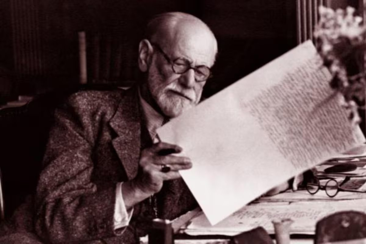 Sigmund Freud. “Quando somos amados, não duvidamos de nada; quando amamos, duvidamos de tudo.”