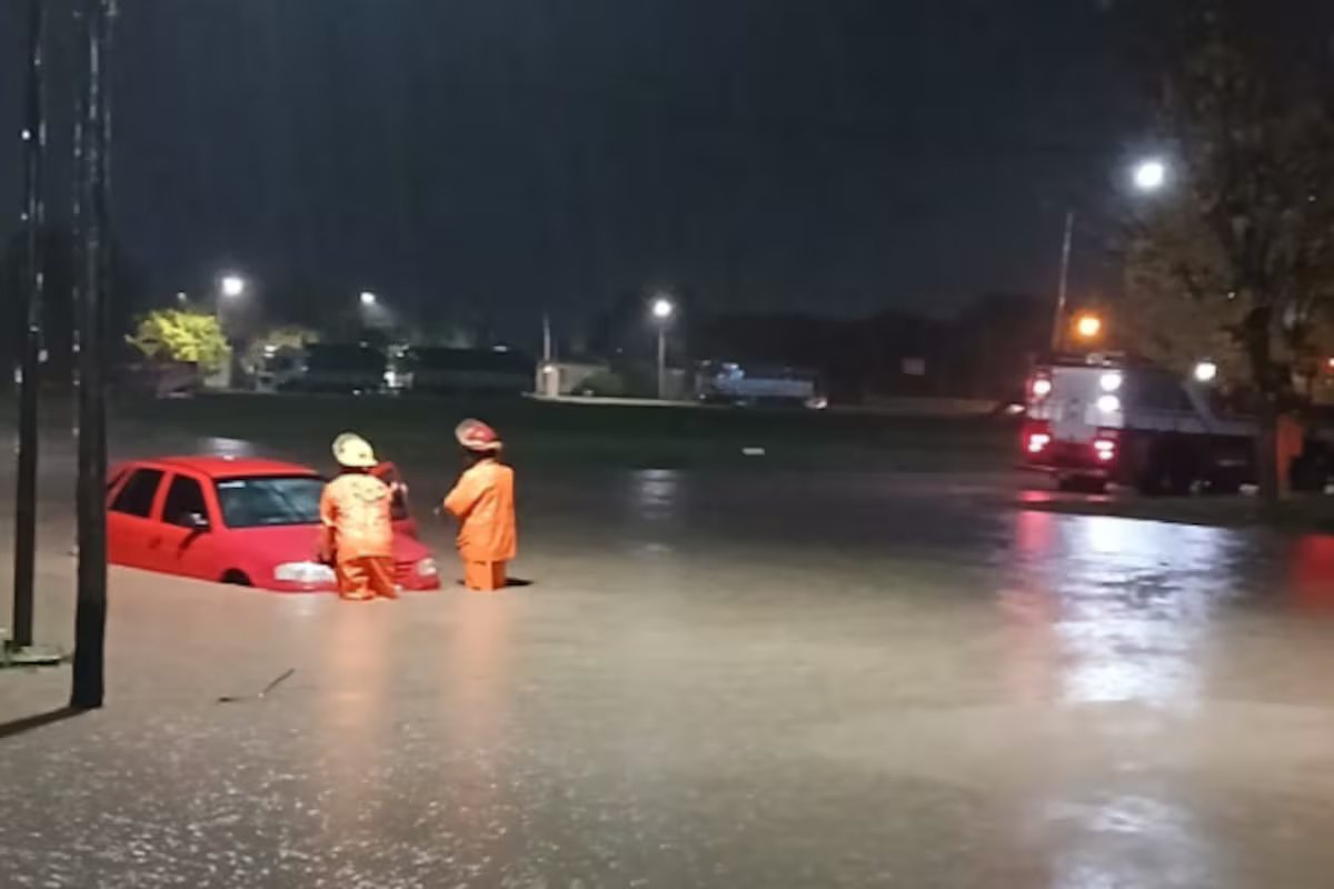 Tempestade e caos em Coronel Suarez. 100 milímetros de água caíram em menos de meia hora e a cidade foi inundada.