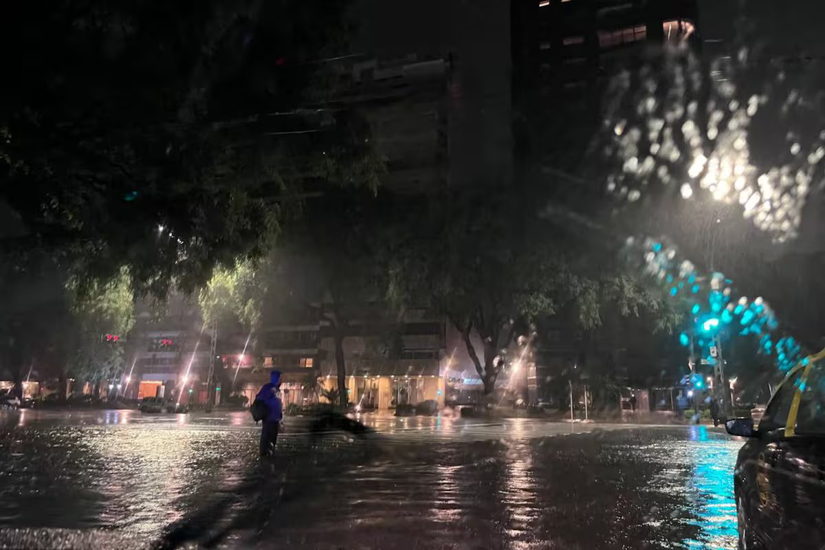 Tempestade na AMBA. ruas inundadas e complicações de viagem