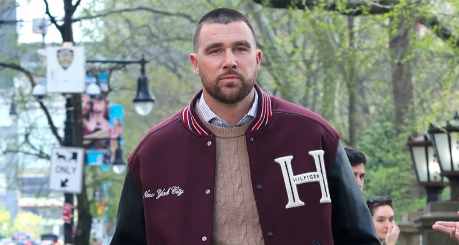 Travis Kelce Sports Varsity Jacket enquanto posa para Tommy Hilfiger Shoot em Nova York | Travis Kelce | Notícias e fofocas sobre celebridades | Entretenimento, fotos e vídeos