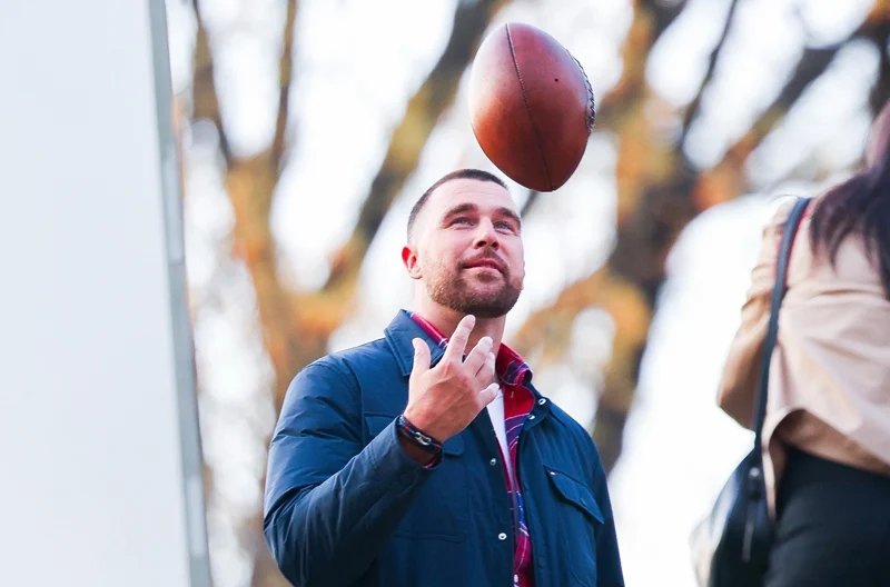 Travis Kelce é flagrado jogando futebol no Central Park para sessão de fotos da Tommy Hilfiger | Travis Kelce | Notícias e fofocas sobre celebridades | Entretenimento, fotos e vídeos