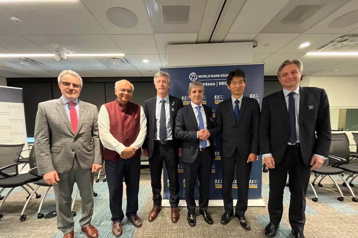 “Última reunião no sábado”. Caputo compareceu ao final de sua viagem a Washington com representantes do Banco Mundial.