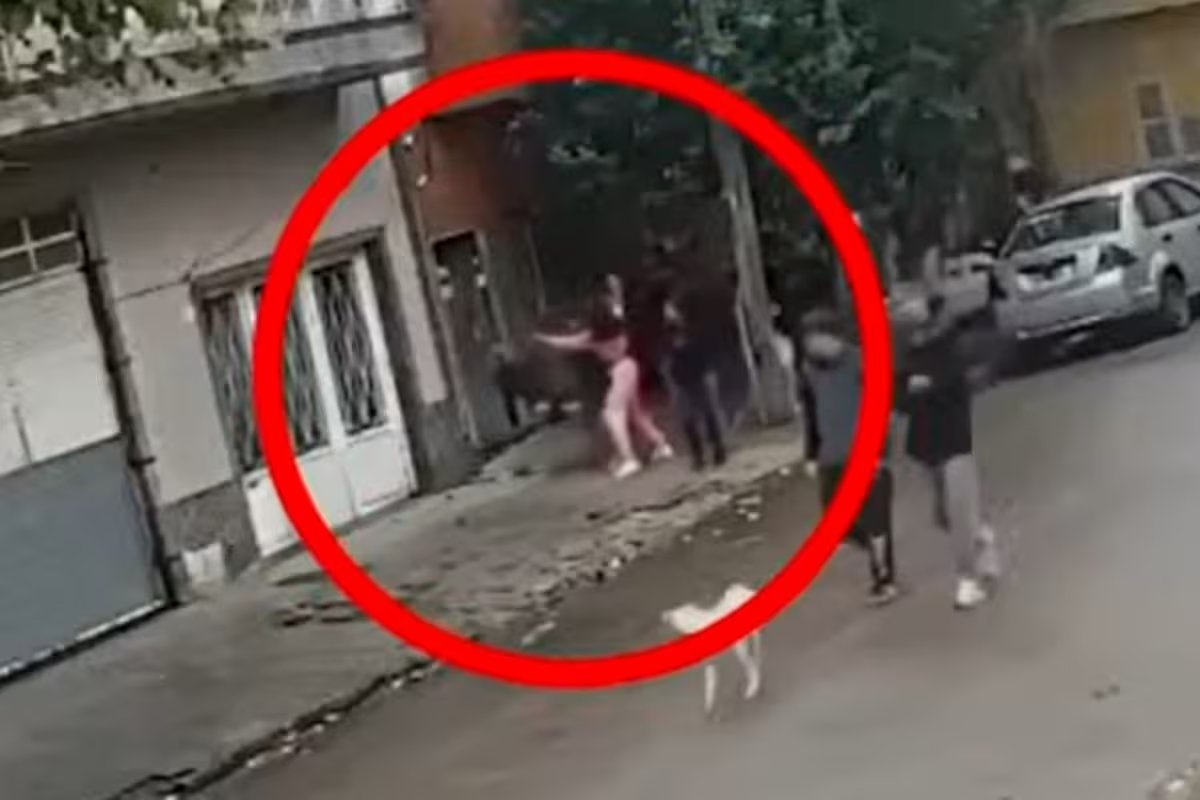 Um adolescente esfaqueou um colega em frente à escola em San Martin