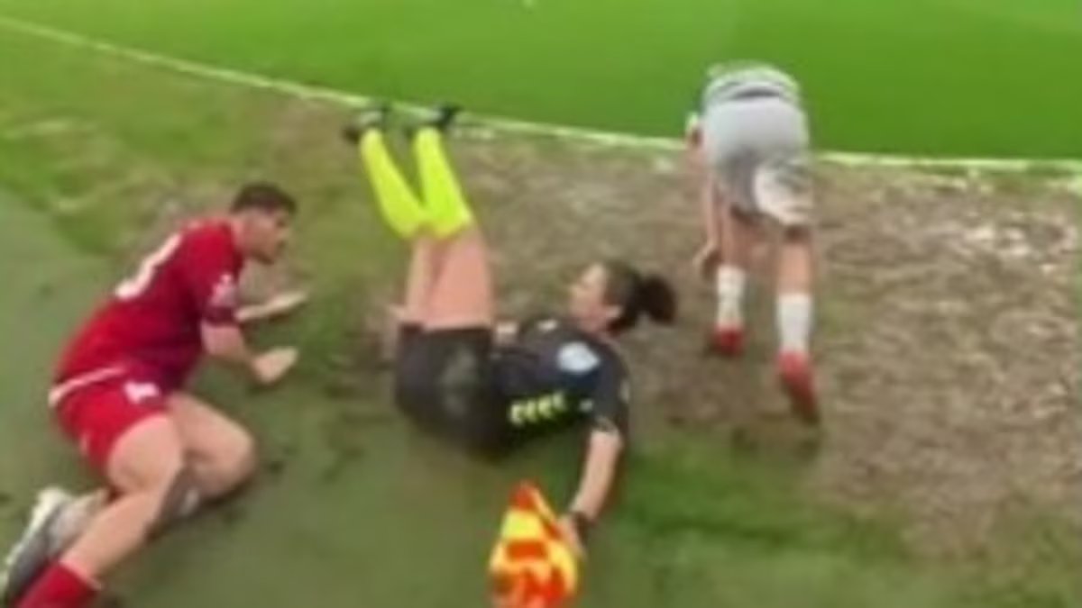 Um bandeirinha na Turquia foi derrubado por um cruzamento entre dois jogadores de futebol, e o resultado causou indignação.