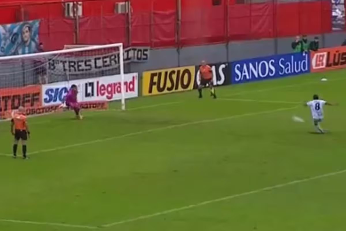 Um erro grosseiro do árbitro da partida em que o Gimnasia y Tiro de Salta venceu o Gimnasia de Mendoza pela Copa Argentina.