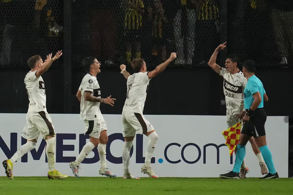 Um feito na Copa Libertadores. Platense venceu o Peñarol no Uruguai em sua primeira partida internacional
