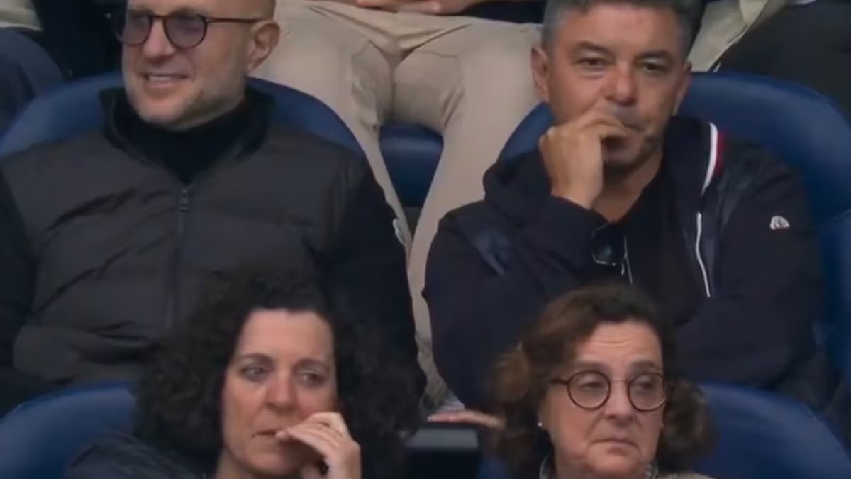 Um gol soberbo na cobrança de escanteio do ex-River para o agonizante empate de 3 a 3 do Alavés sob o olhar atento de Gallardo, seu mentor.