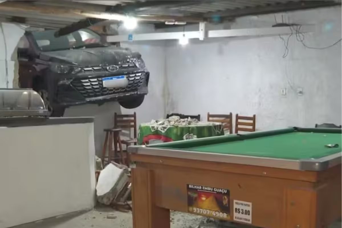 Um homem queria evitar um assalto, atropelou duas motos e bateu o carro em um bar no Brasil.