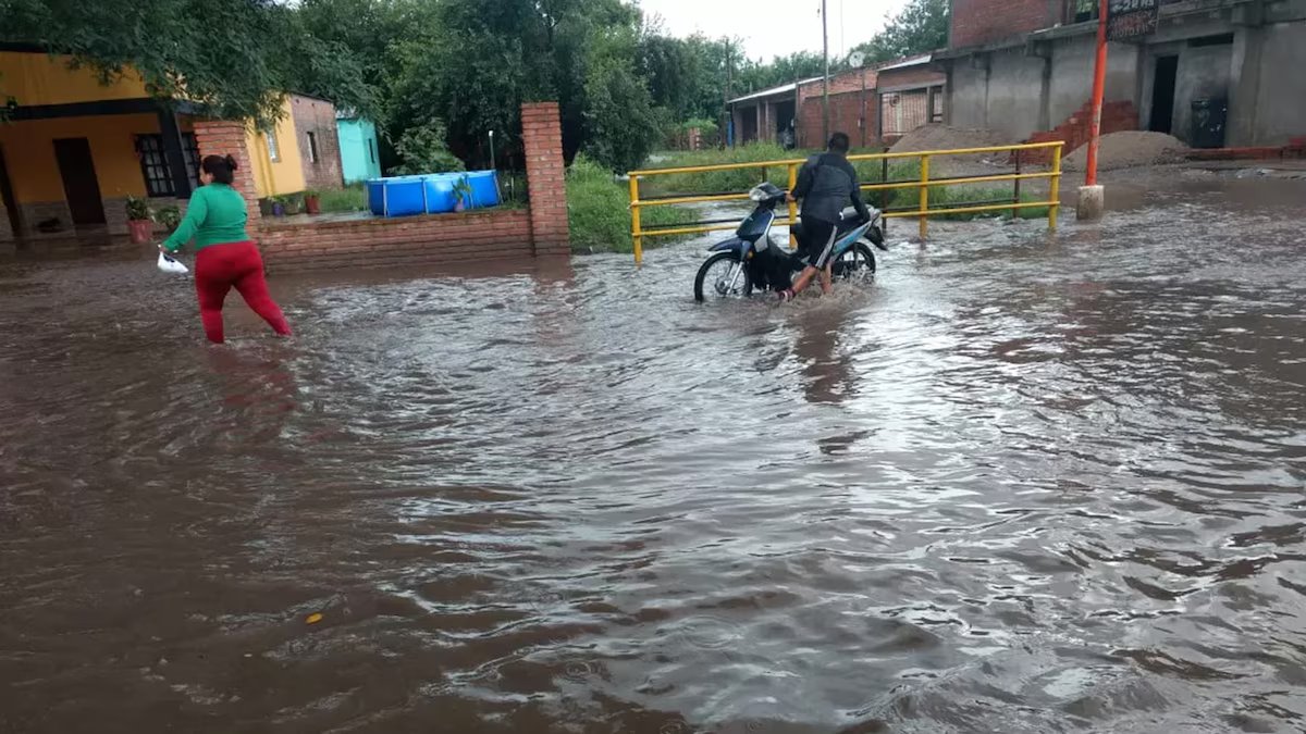 Um menino de 12 anos foi eletrocutado na rua em meio ao temporal de Tucumani.