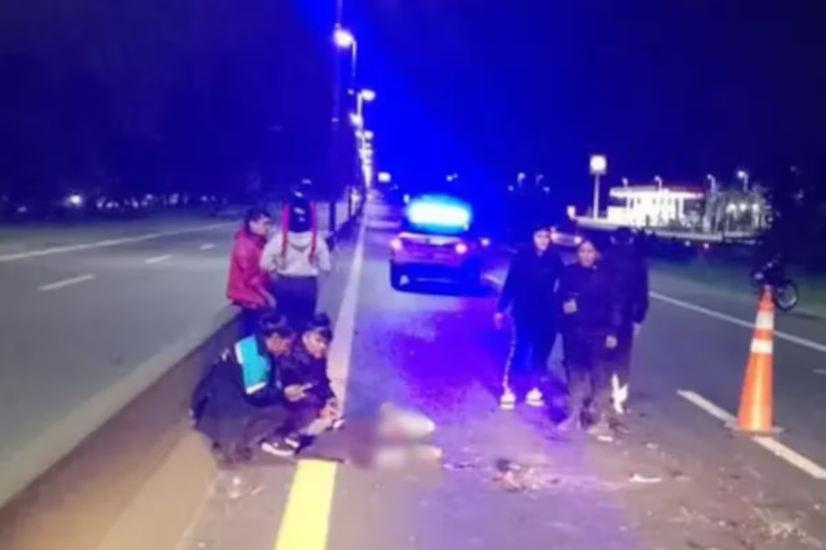 Um motociclista morreu ao bater no meio de uma caravana de motocicletas na rodovia Buenos Aires-La Plata.