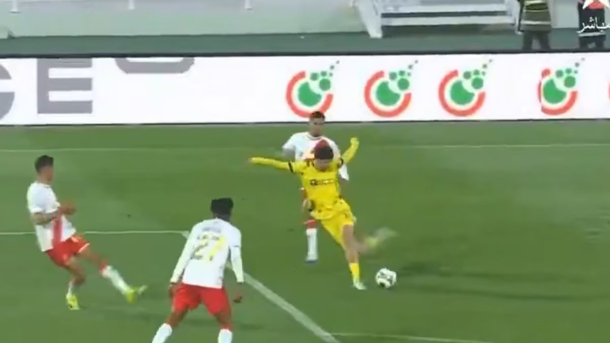 Um recurso fabuloso utilizado pelo defesa marroquino para marcar um golo deslumbrante que será candidato ao Prémio Puskas
