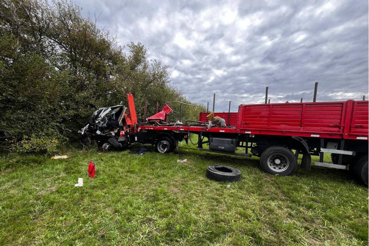 Uma difícil colisão entre dois caminhões na rota nº 14. uma pessoa morreu