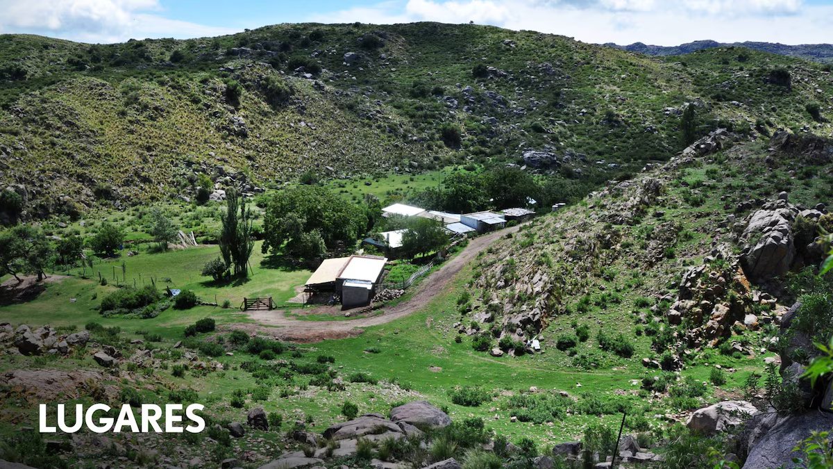 Uma estufa rústica rodeada de riachos cristalinos para relaxar e observar de perto os condores