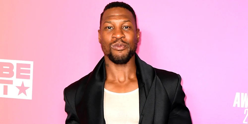 Uma nova imagem mostra Jonathan Majors caindo de uma janela durante as filmagens do Daily Wire Movie | Jonathan Majors | Notícias e fofocas sobre celebridades | Entretenimento, fotos e vídeos