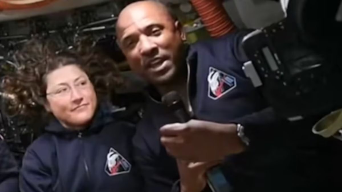 Victor Glover, piloto do Artemis II. “Essa coisa que chamamos de espaço é muitas coisas. Você tem um oásis onde podemos coexistir.”