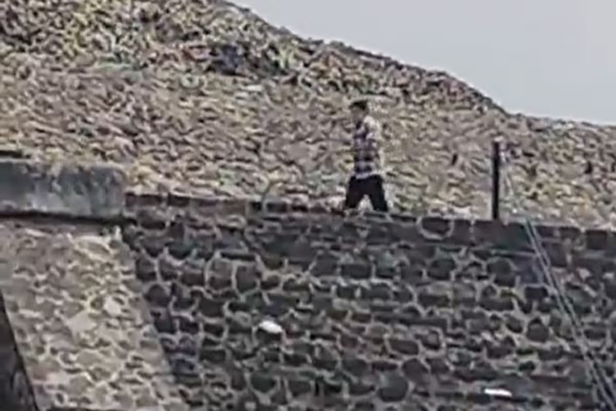 Vídeo do momento exato em que o homem abriu fogo da pirâmide de Teotihuacan, matou a esposa e cometeu suicídio.