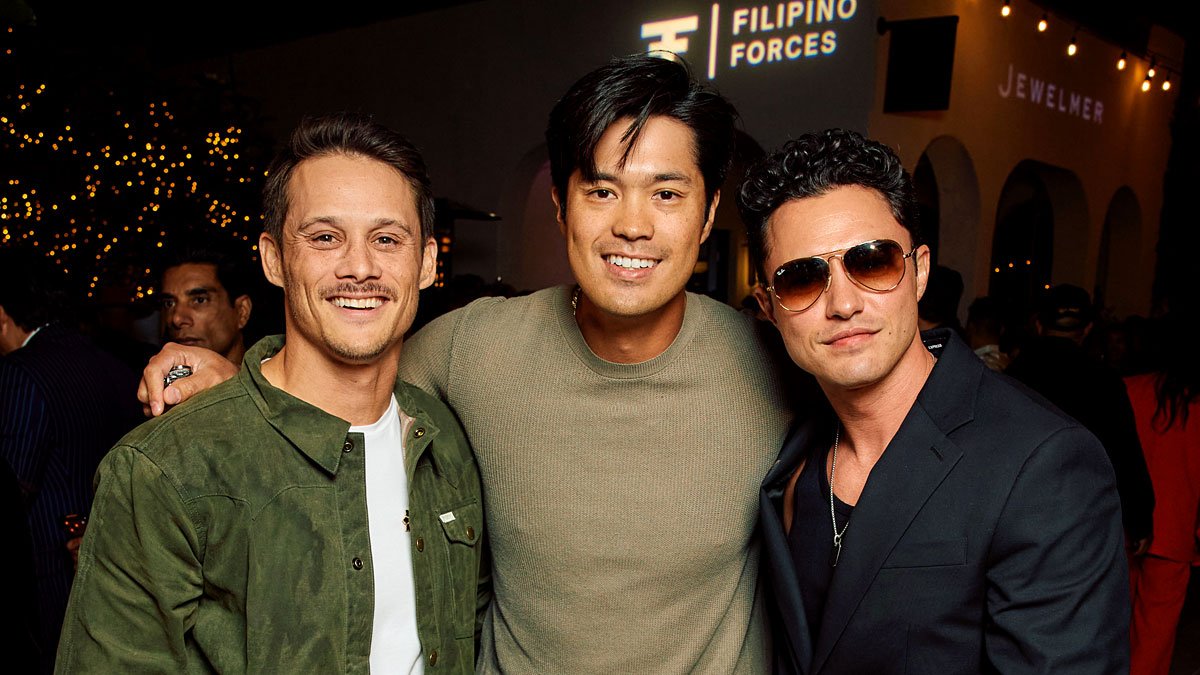 13 razões pelas quais Ross Butler e Timothy Granaderos no evento das Forças Filipinas, comemorando o mês da herança da AAPI – Just Jared – Notícias e fofocas de celebridades