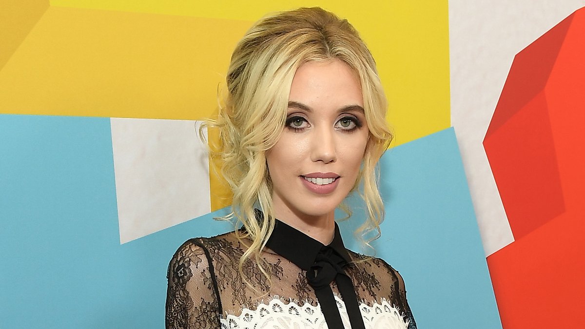 A comediante Laura Clery quase morreu esmagada depois que uma geladeira de 600 libras caiu sobre ela – Just Jared – Notícias e fofocas de celebridades