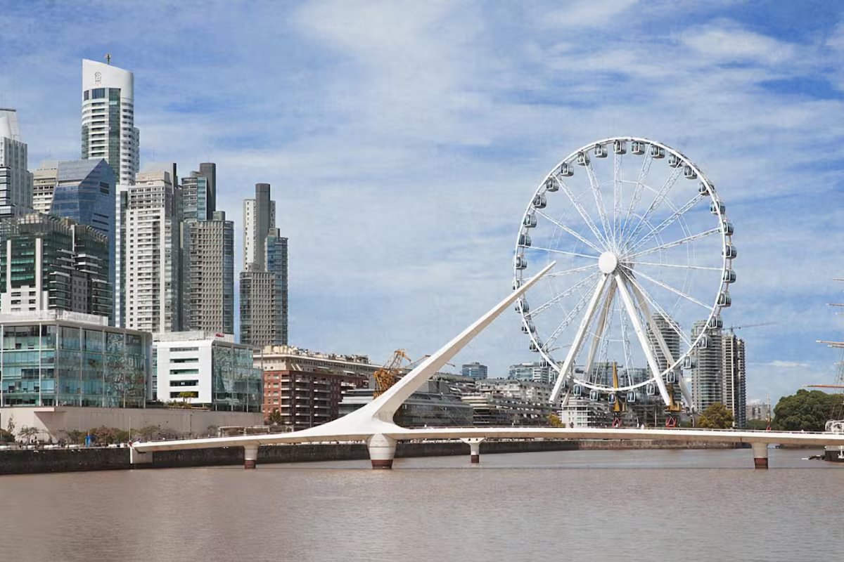 A construtora responsável pela criação da Roda Puerto Madero e reforma da Monumental está inadimplente