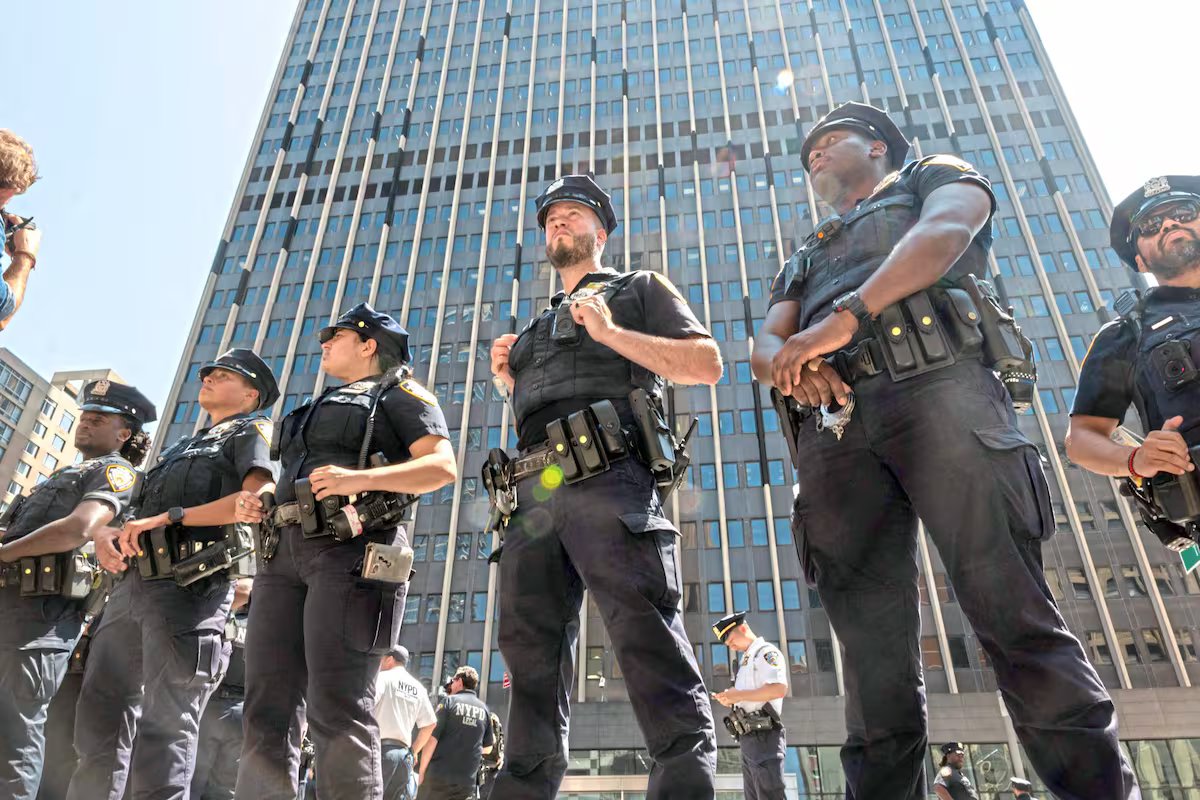 A lei que protege o ICE poderia se estender à polícia local de Nova York. O que é a Lei Halo e o que vai mudar?