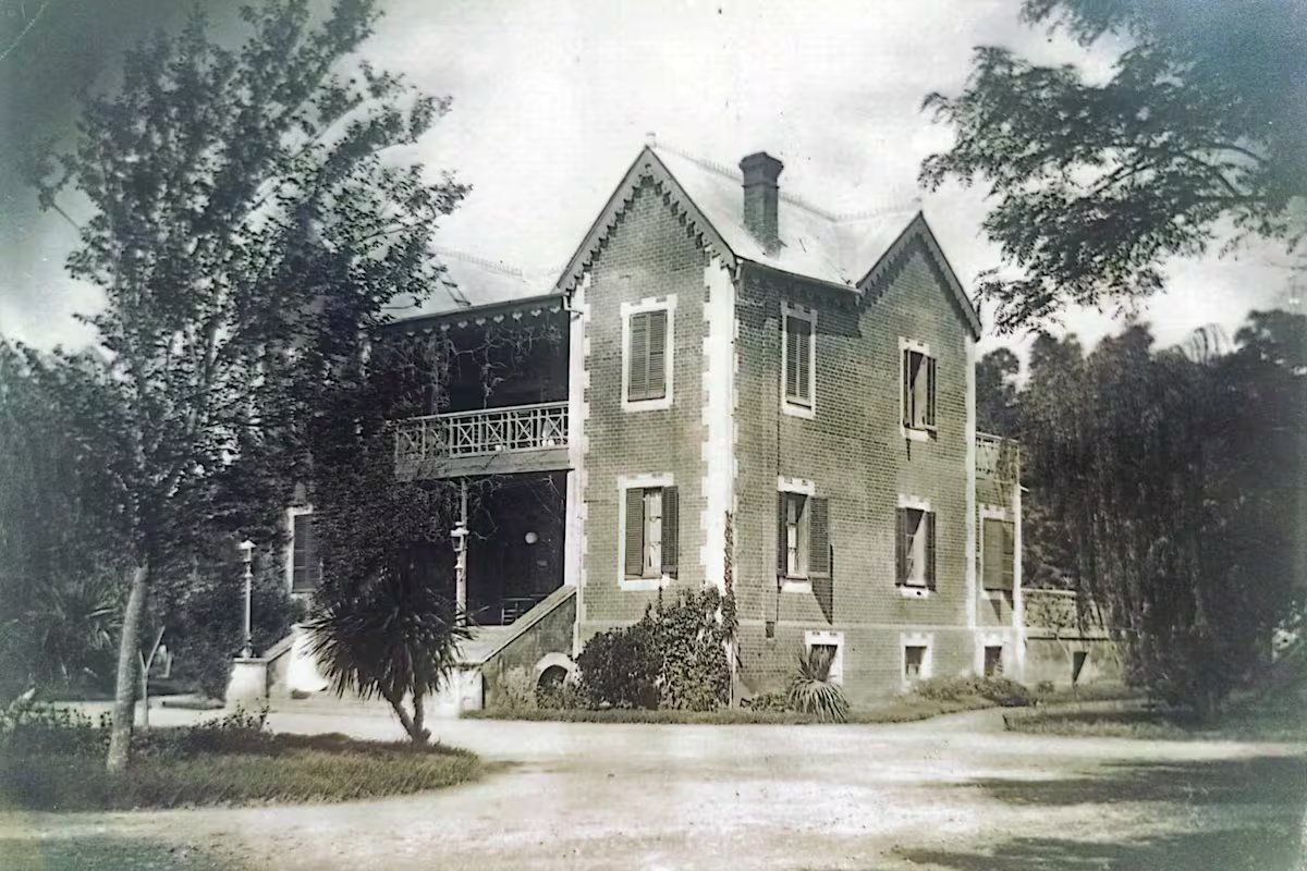 A permanência do governador, que fez história e fundou o clube “Liga contra o Tédio”, completou 140 anos.