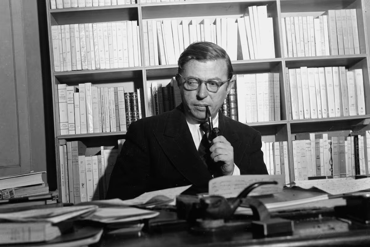 A reflexão de Jean-Paul Sartre sobre a identidade e o passado.