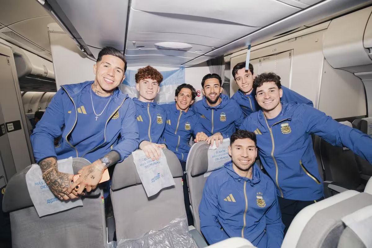 A seleção argentina iniciou sua jornada até os EUA para defender o título mundial